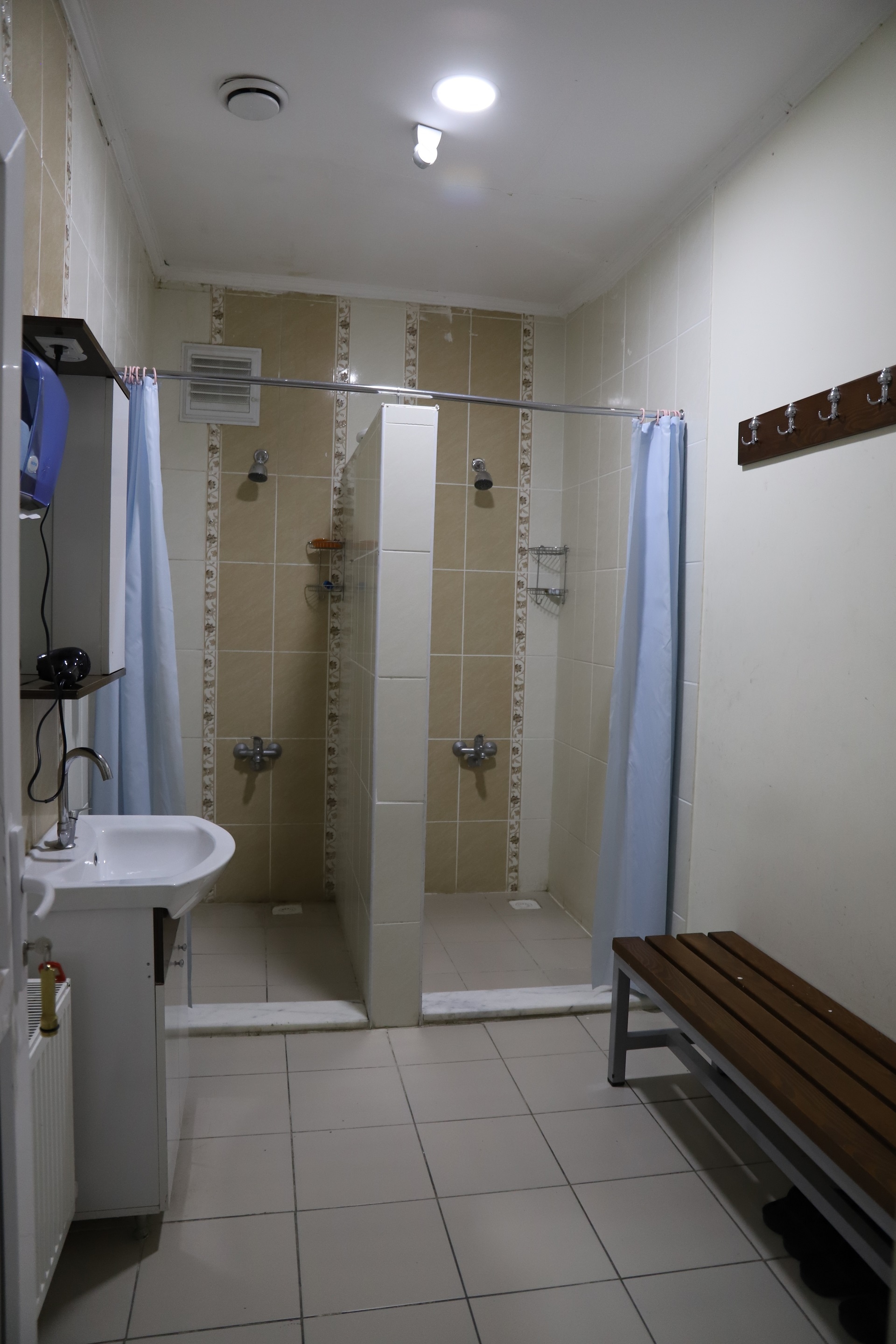 Duş kabinleri ve lavabo